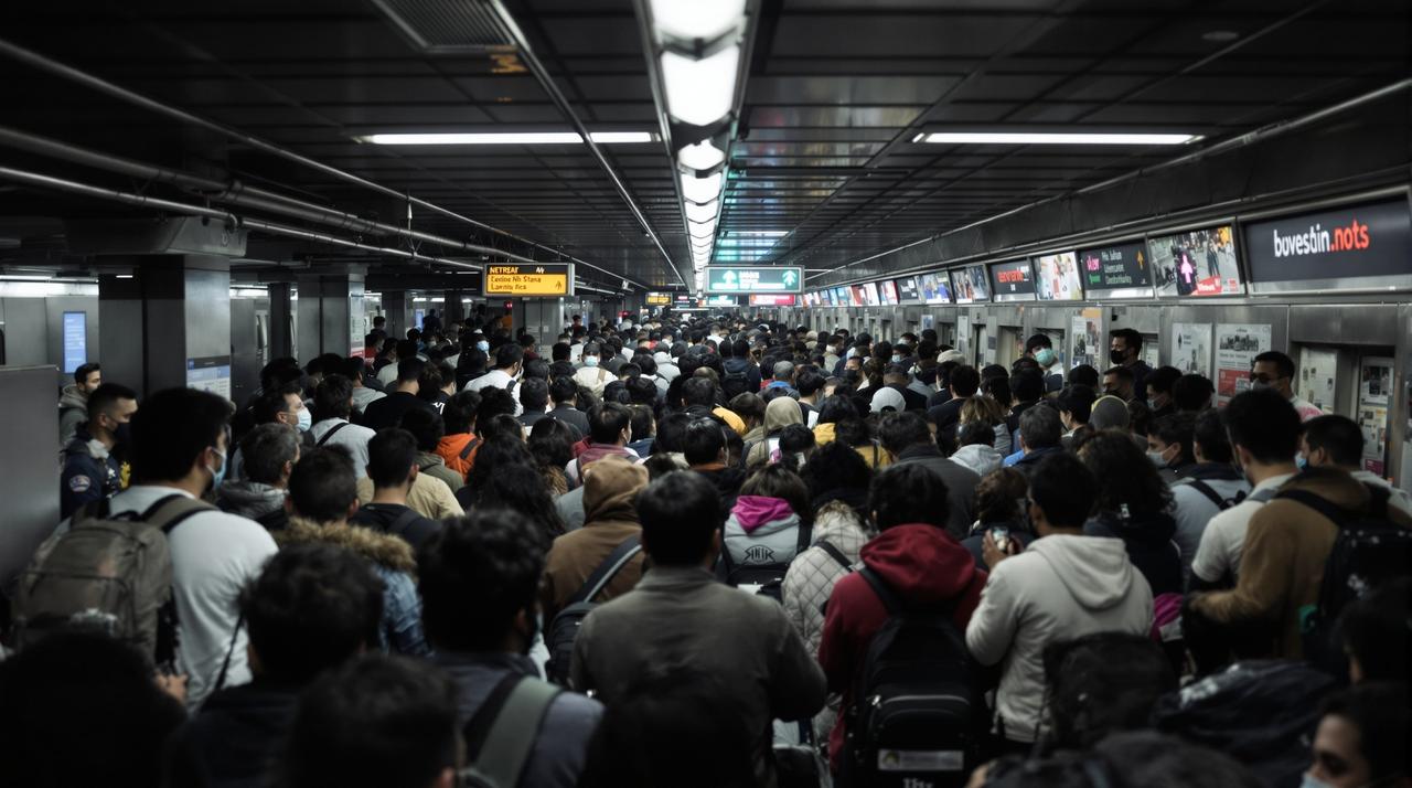 某城市地铁站突发大规模停运，数万乘客被困站内超两小时